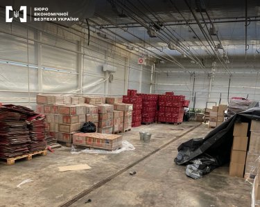 Фото 4 — В парке "Межигорье" нашли масштабное производство фальсифицированных сладостей и бакалеи (ФОТО)