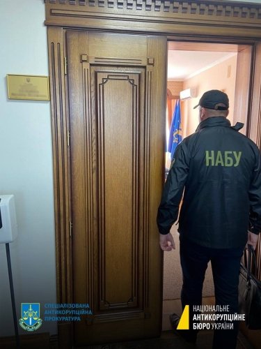 Фото 8 — НАБУ задержало главу Тернопольского облсовета и заместителей главы ОВА при получении взятки (ФОТО)
