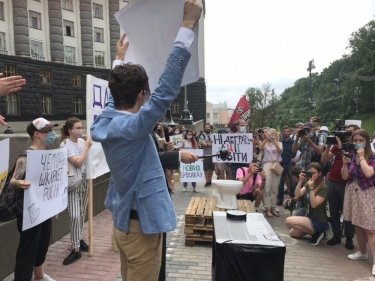 Фото 11 — "СтопШкарлет!": у здания Кабмина протестуют против нового главы Минобразования (ФОТО)