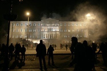 Фото 10 — В Греции начались массовые беспорядки в ответ на принятое правительством жесткое кредитное соглашение с ЕС