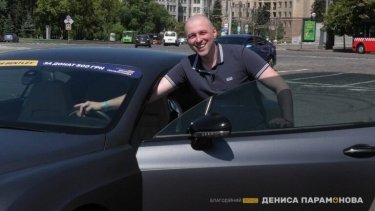 Фото 4 — Меценат Денис Парамонов віддав Бентлі переможцю благодійної акції
