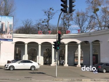 Фото 2 — Безлюдный центр и праздник жизни в спальном районе: как киевляне соблюдают карантин (ФОТО)
