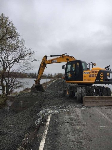 Фото 4 — В Ізюмі облаштували переправу через Сіверський Донець в обхід зруйнованого мосту (ФОТО)