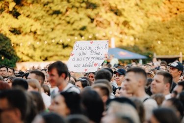 Фото 7 — "Мішо, подивися, скільки людей ти зібрав": у "Де, Що, Інше" відбувся перший великий концерт пам’яті фронтмена ADAM