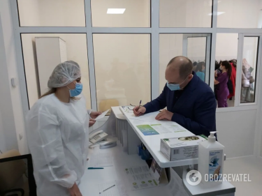 Фото 2 — Министр Степанов вакцинировался от Covid-19 в прямом эфире (ФОТО, ВИДЕО)