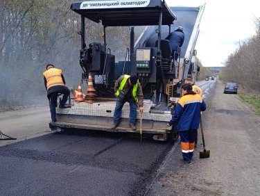 Фото 3 — Ремонт доріг в Україні: за добу ліквідовано 91 тис. кв. м пошкоджень на державних трасах