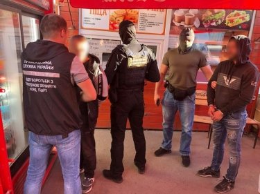 Фото 9 — В Одессе поймали трех членов Ндрангеты: пытались провезти 60 кг кокаина среди бананов