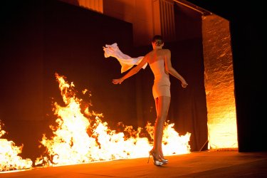 Фото 15 — Ольга Громова объяснила, зачем сожгла на глазах у публики сделанную с помощью лазера коллекцию (ФОТО)