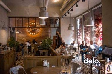 Фото 7 — "Вам тут чи із собою?". Як перевіряють COVID-сертифікати в ресторанах та ТРЦ "червоної" зони