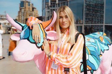 Фото 7 — В киевском ТРЦ "Гулливер" выставили двухметровых коров в поддержку фонда "Таблеточки"