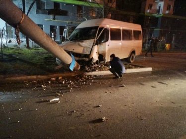 Фото 2 — В Запорожье маршрутка врезалась в столб: пострадали 14 человек, водитель сбежал