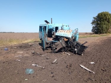 Фото 2 — В Харьковской области на взрывчатке подорвались трактор и грузовик: есть погибший и раненые (ФОТО)