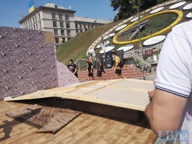 Фото 42 — В Киеве разгромили скандальную выставку на Аллее Небесной Сотни: есть задержанные (ФОТО)