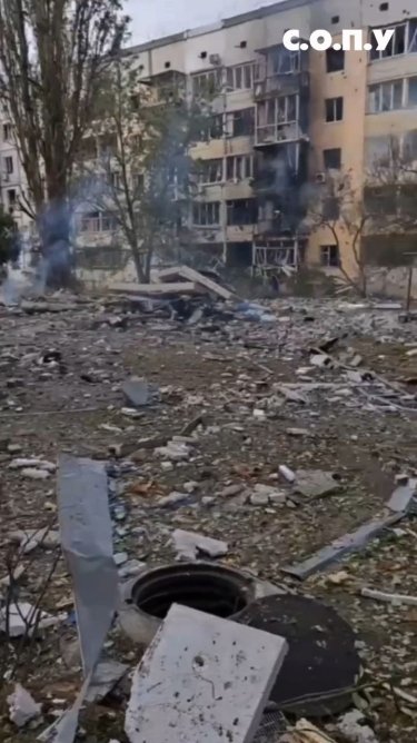 Фото 2 — Оккупанты сбросили управляемые авиабомбы на жилые дома Новой Каховки: есть погибшие и раненые