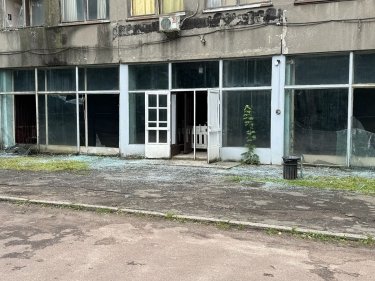 Фото 2 — Выбиты 90 окон: ракетный удар РФ повредил легендарную киностудию им. Довженко в Киеве