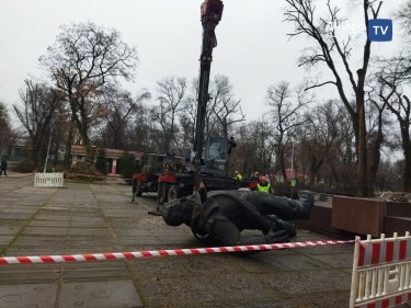 Фото 12 — В Днепре демонтировали памятники Горькому и Чкалову (ФОТО)
