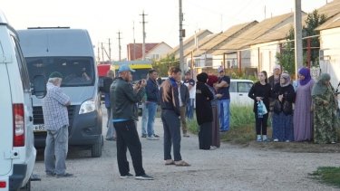 Фото 3 — В Крыму силовики устроили новые обыски в домах крымских татар (ФОТО)