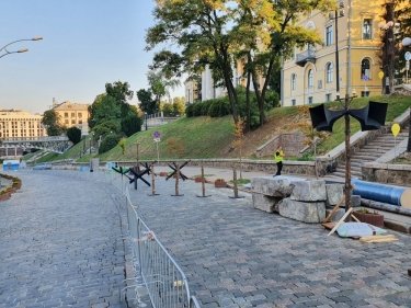 Фото 29 — В Киеве разгромили скандальную выставку на Аллее Небесной Сотни: есть задержанные (ФОТО)