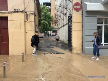 Фото 13 — Улицу в центре Киева залило грязной горячей водой (ФОТО, ВИДЕО)