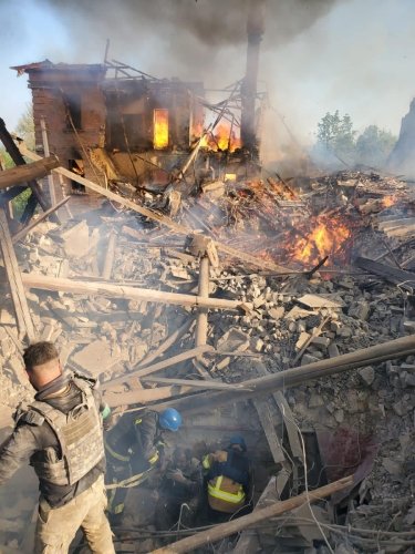 Фото 6 — Россия нанесла авиаудар по школе в Луганской области — погибли 60 человек