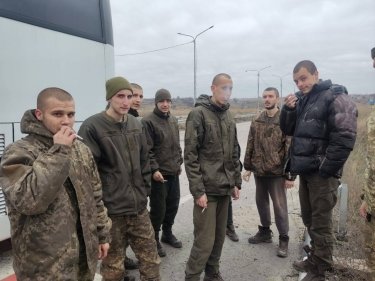 Фото 2 — Украина вернула из российского плена еще 50 военных (ВИДЕО)