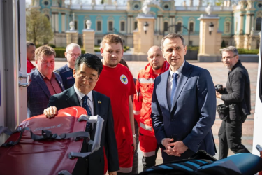 Фото 3 — Южная Корея передала Украине 20 автомобилей скорой помощи