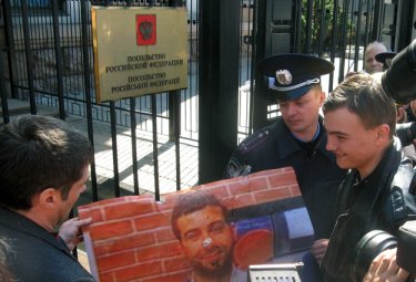 Фото 6 — Националисты в Киеве закидали Урганта помидорами (ФОТО)