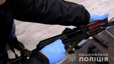 Фото 2 — Мэра Немирова задержали за стрельбу из автомата в ходе конфликта с волонтером (ВИДЕО)