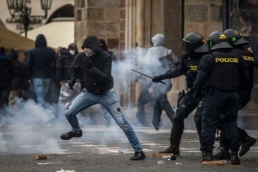 Фото 2 — Полиция разогнала антикарантинный протест в Праге: более 100 задержанных (ФОТО)