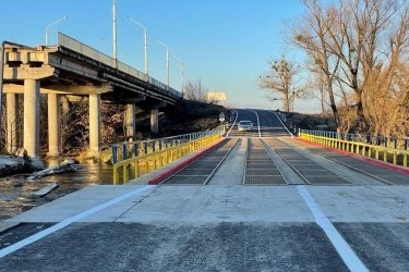 Фото 10 — В Ізюмі облаштували переправу через Сіверський Донець в обхід зруйнованого мосту (ФОТО)