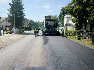 Фото 2 — На дорогах Івано-Франківщини триває ремонт: які роботи ведуться