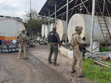 Фото 2 — Обыски в доме Кличко: СБУ раскрыла схему контрабанды нефтепродуктов на 100 млн грн (ФОТО)