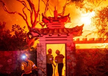 Фото 5 — Найбільш руйнівні пожежі в історії Лос-Анджелеса знищили 10 000 будівель, загинули 10 людей: які знаменитості втратили маєтки (ФОТО, ВІДЕО)