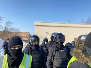 Фото 11 — Во Львове "Нацкорпус" устроил столкновения с полицией на предприятии Козака (ФОТО, ВИДЕО)