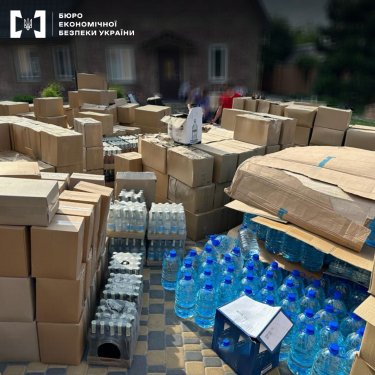 Фото 9 — Под Киевом нашли подпольный цех по производству алкоголя: вывезли 12 тонн фальсификата (ФОТО)