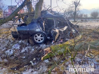 Фото 2 — В Херсонской области авто разлетелось на части, врезавшись в дерево: пассажиры погибли