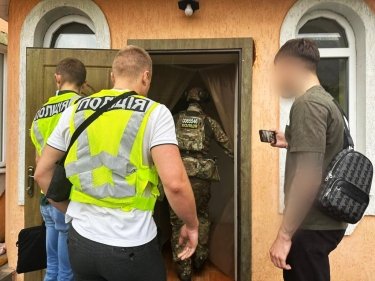 Фото 2 — Полиция разоблачила мошенников, выманивших у военных и волонтеров 20 миллионов гривен (ВИДЕО)