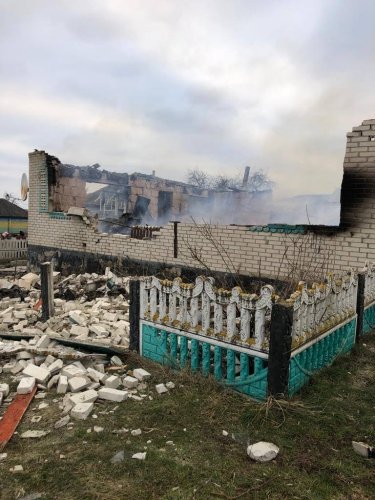 Фото 9 — На Сумщине обстрелом из РФ разрушен дом в пограничном себе: внутри чудом выжил парень (ФОТО)