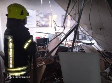 Фото 3 — У Чернігові через вибух обвалилося відділення банку "Південний" (ФОТО)