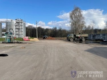 Фото 4 — Налоговики конфисковали на автозаправках нелегальный бензин на 26 млн грн (ФОТО)