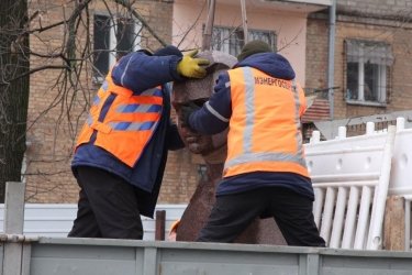 Фото 22 — В Днепре демонтировали бюст Пушкина (ФОТО)