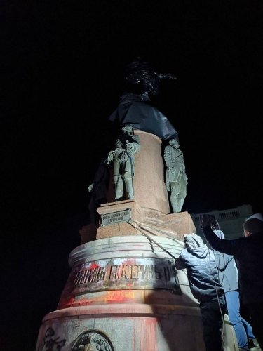 Фото 5 — В Одесі знесли пам'ятники Катерині ІІ та Суворову (ФОТО)