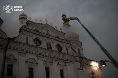 Фото 3 — Росія атакувала Київ: у Києво-Печерській лаврі масштабна пожежа, пошкоджено кіностудію Довженка (ФОТО)