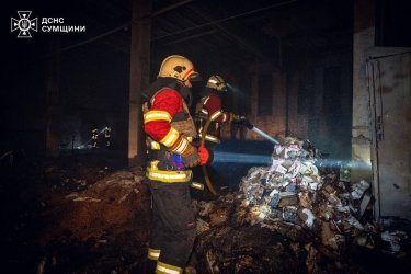 Фото 2 — У Сумах знищено термінал "Нової пошти" внаслідок влучання дронів: згоріли відправлення на 3,3 млн грн (ФОТО)