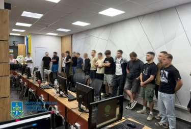 Фото 2 — У п’яти містах Дніпропетровщини правоохоронці закрили понад 30 шахрайських кол-центрів