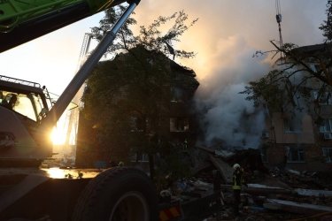 Фото 2 — Росія атакувала Київ ракетами та дронами: зруйновано будинки та торговельний центр, є загиблі та поранені (ФОТО)