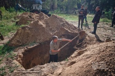 Фото 8 — В Лимані досліджують два місця поховань при окупації: в одному біля 200 могил, в іншому братська могила (ФОТО)