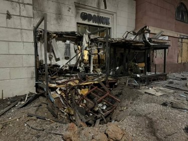 Фото 21 — РФ атаковала Харьков ракетами, попав в гостиницу Kharkiv Palace и жилой дом: 28 пострадавших (ФОТО)