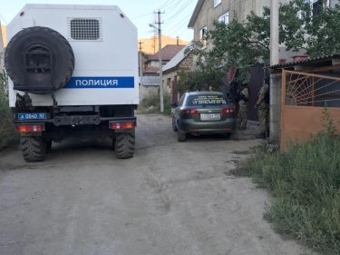 Фото 5 — В Крыму силовики устроили новые обыски в домах крымских татар (ФОТО)