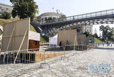 Фото 35 — В Киеве разгромили скандальную выставку на Аллее Небесной Сотни: есть задержанные (ФОТО)